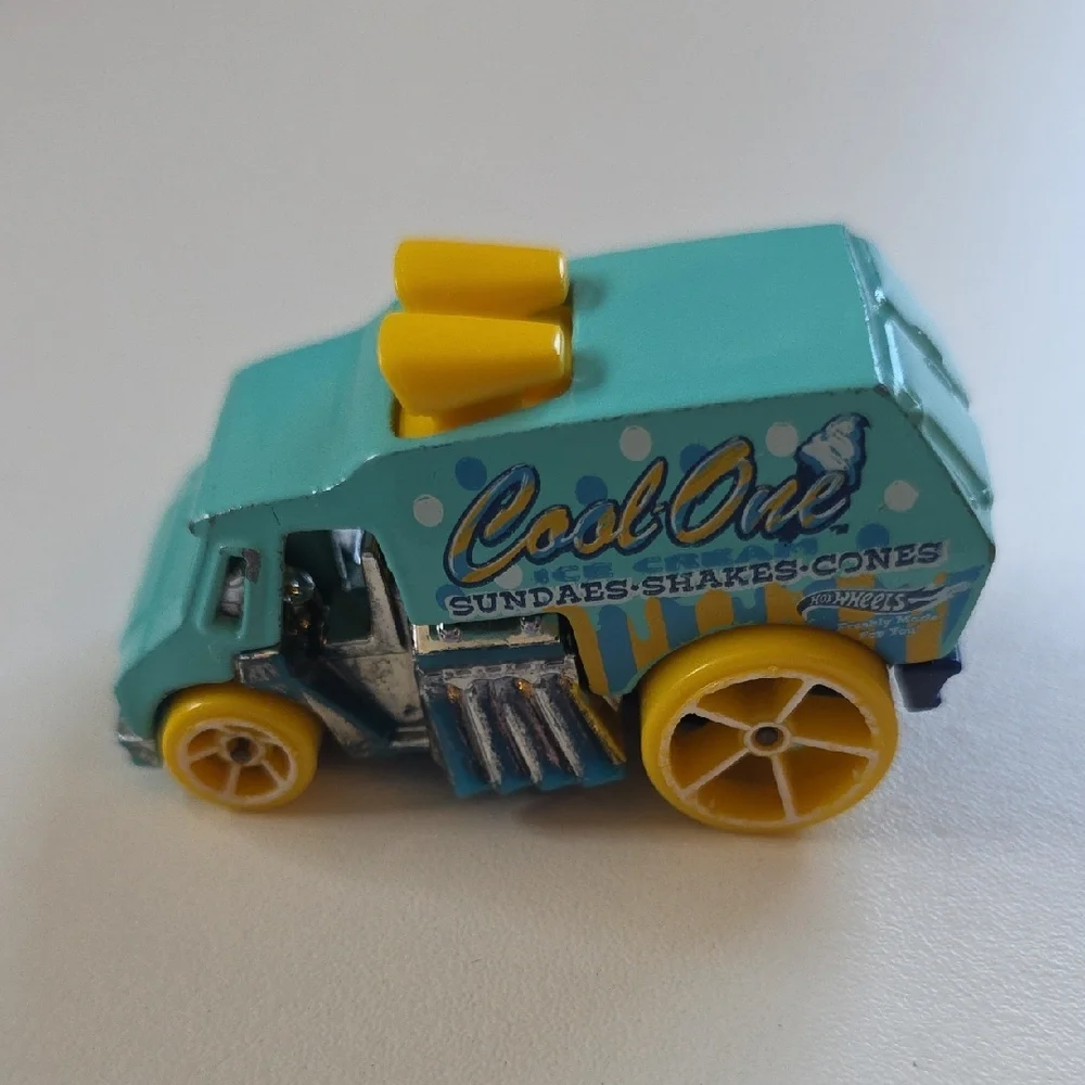 🏁 Hot Wheels Cool One Ice Cream Truck - Blue and Yellow
